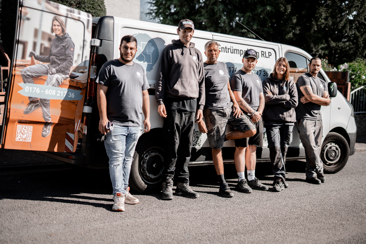 Das Team von Objektservice RLP vor dem Transporter